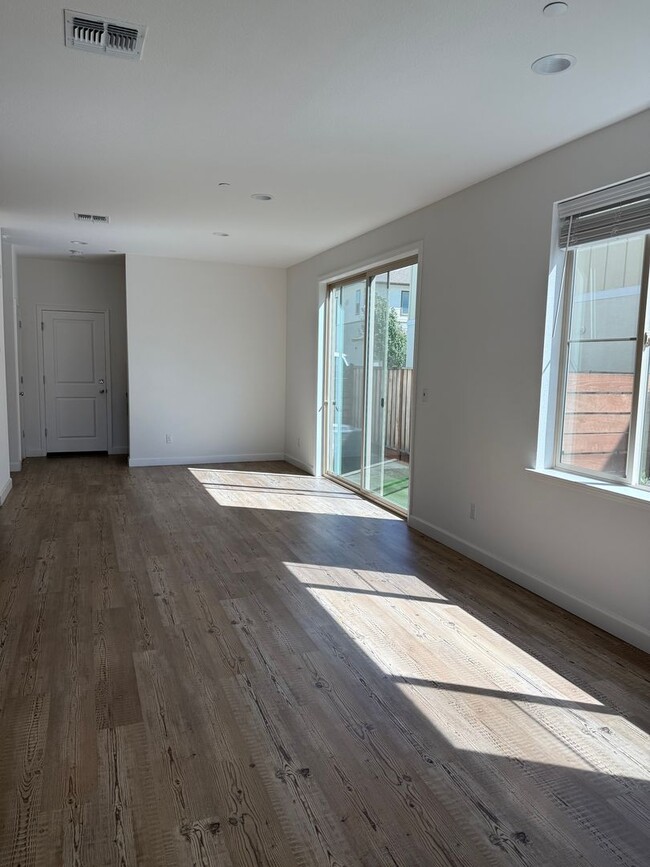 Building Photo - 2460 Cinnabar Dr