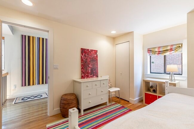 Building Photo - 54 Trowbridge St