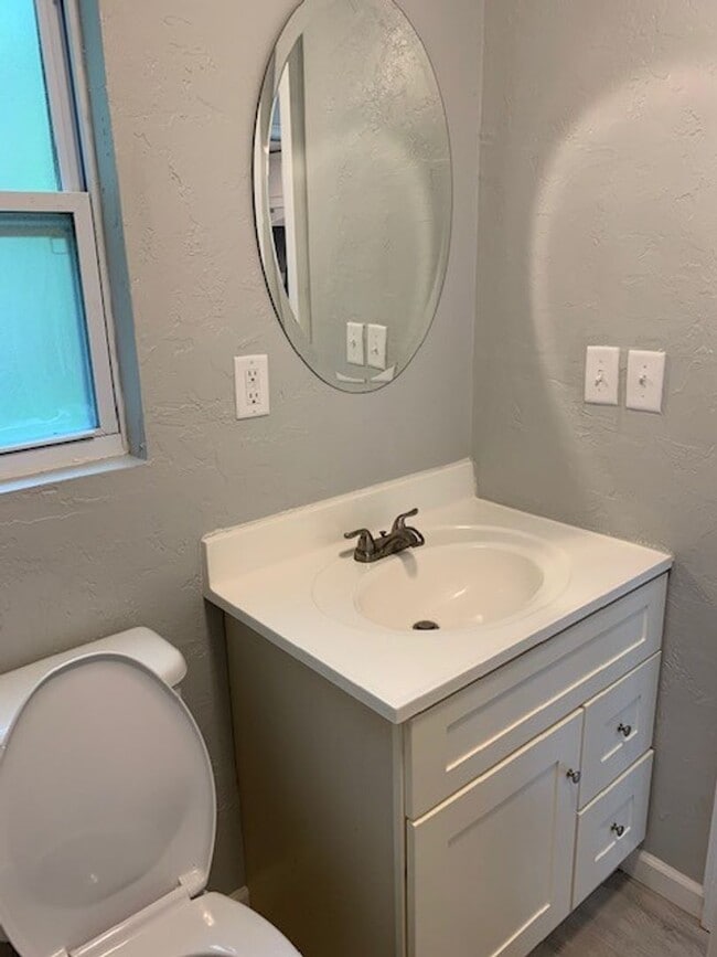 Building Photo - Newly Remodeled, 1 Bedroom 1 Bathroom Home...