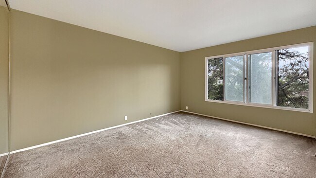 Building Photo - Large 1 bed 1 bath Nestled in Grand Lake Neighborhood