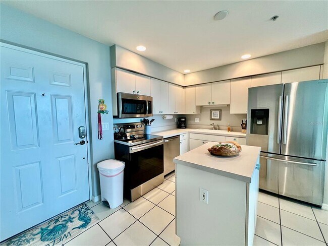 Building Photo - 2060 Matecumbe Key Rd