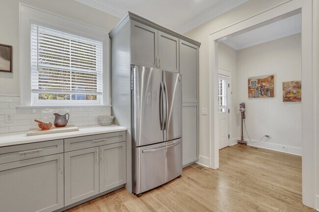 Building Photo - 217 W 33rd St