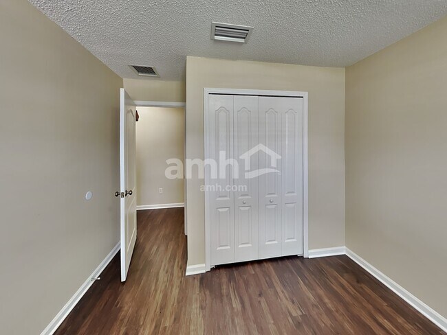 Building Photo - 1767 Saw Lake Dr