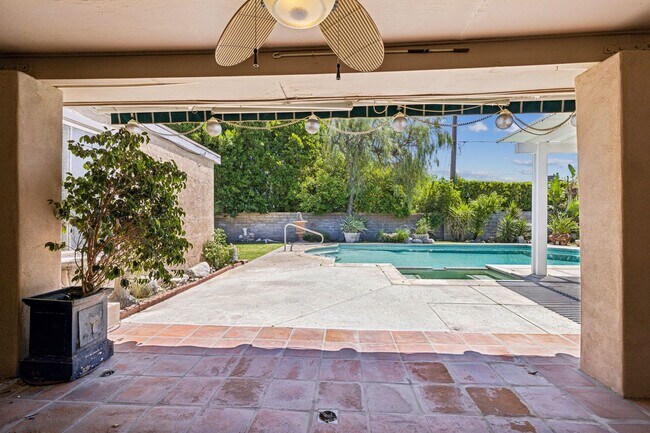 Building Photo - 3 Bed / 2 Bath Home with Bonus Room, Pool and Two Car Garage.