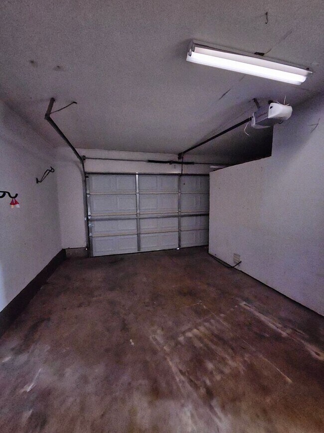 Building Photo - (3) Bed/(2) Bath Avail NOW! Oakhurst Addition!