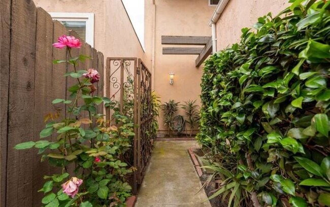 Building Photo - 13010 Camino del Rey