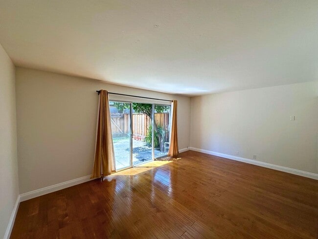 Building Photo - 2047 Montecito Ave