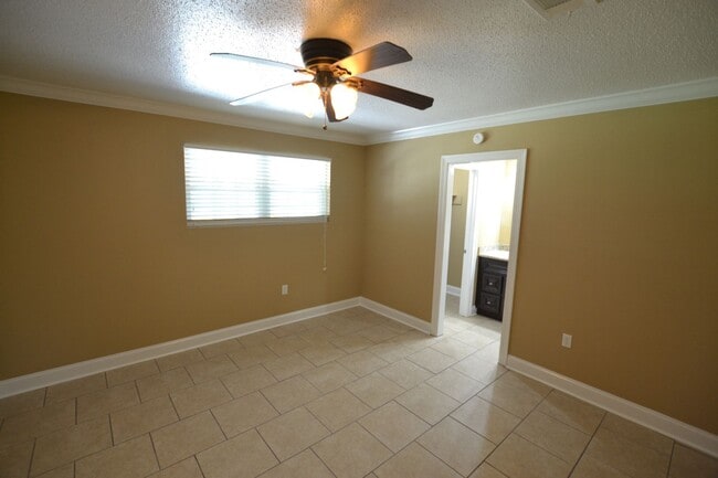 Building Photo - Must See!  Beautifully remodeled 3 bedroom, 2 bath home in Park Forest - Oakcrest Subdv