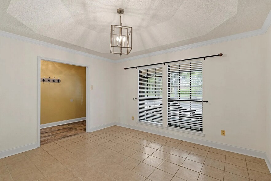 Dining Room/office/additional living area - 273 Leafy Hollow Ln