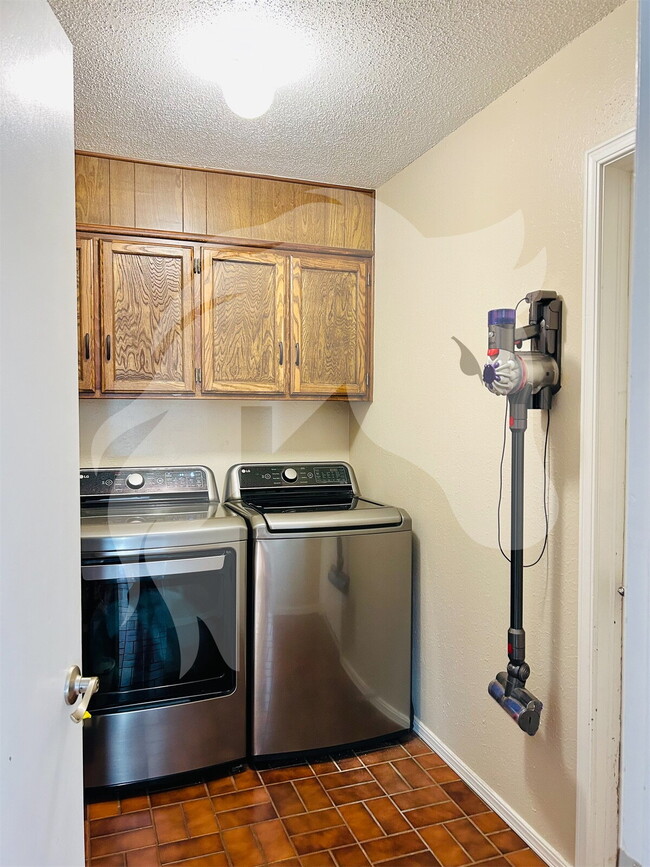 Building Photo - "Cozy Comfort Awaits: 3-Bedroom Home with Fireplace on Twilight Ave, Enid, OK!"