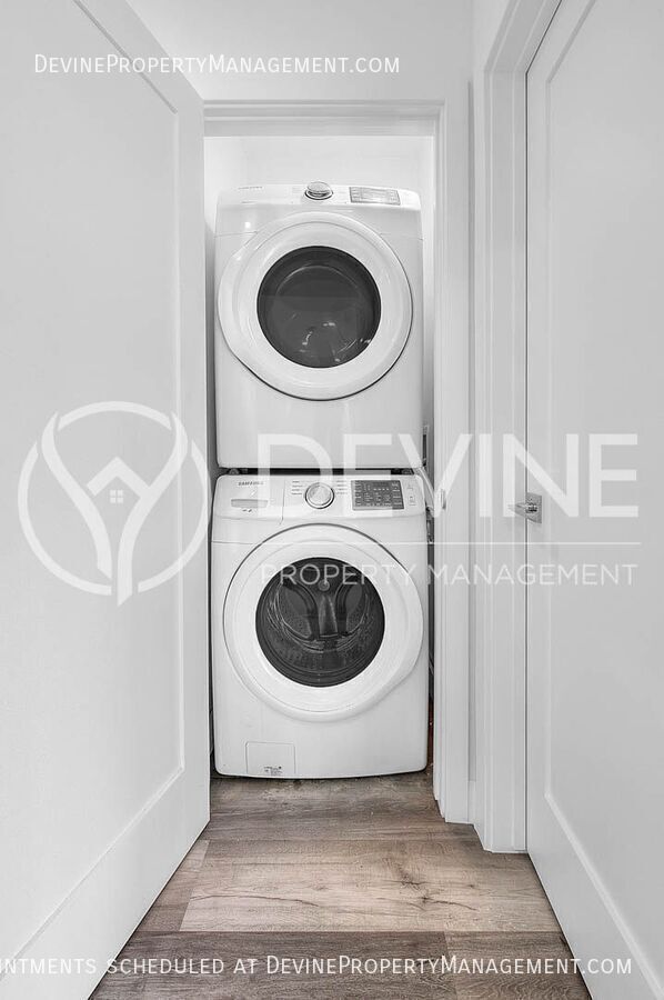 Building Photo - 3026 Greenfield Ave