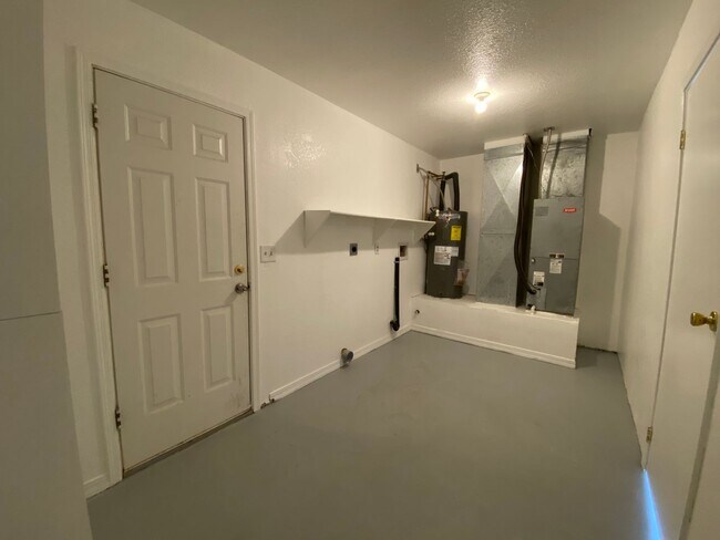 Building Photo - Great 3 Bedroom Home in Golden Valley on Pavement!