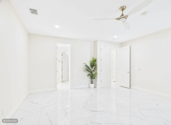 Building Photo - Luxury Awaits with Designer Details