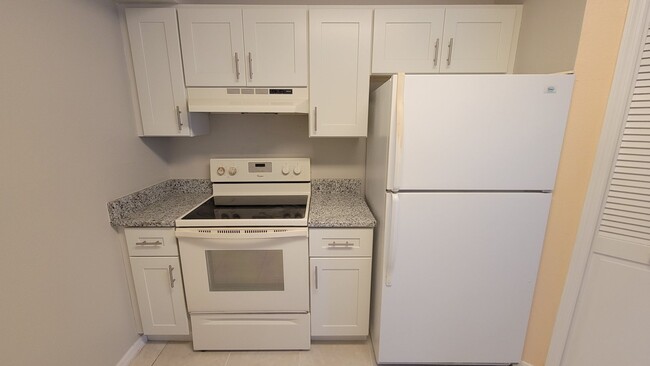 Building Photo - Townes of Southgate 2 Bedroom 2 Bathroom F...