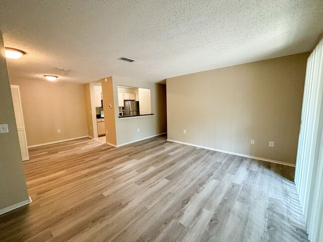 Building Photo - Windsor Park #523 - Pet Friendly!