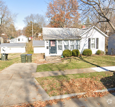 Building Photo - 2 Bedroom/1.5 Bathroom in Iowa City