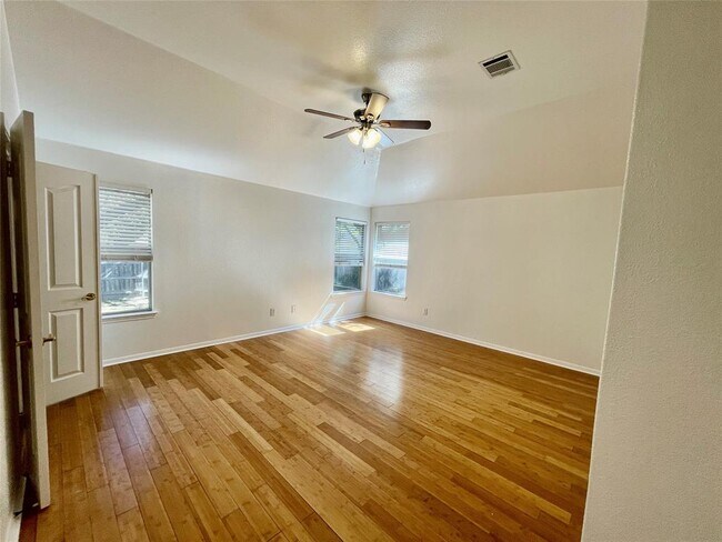 Building Photo - 2204 Zoa Dr