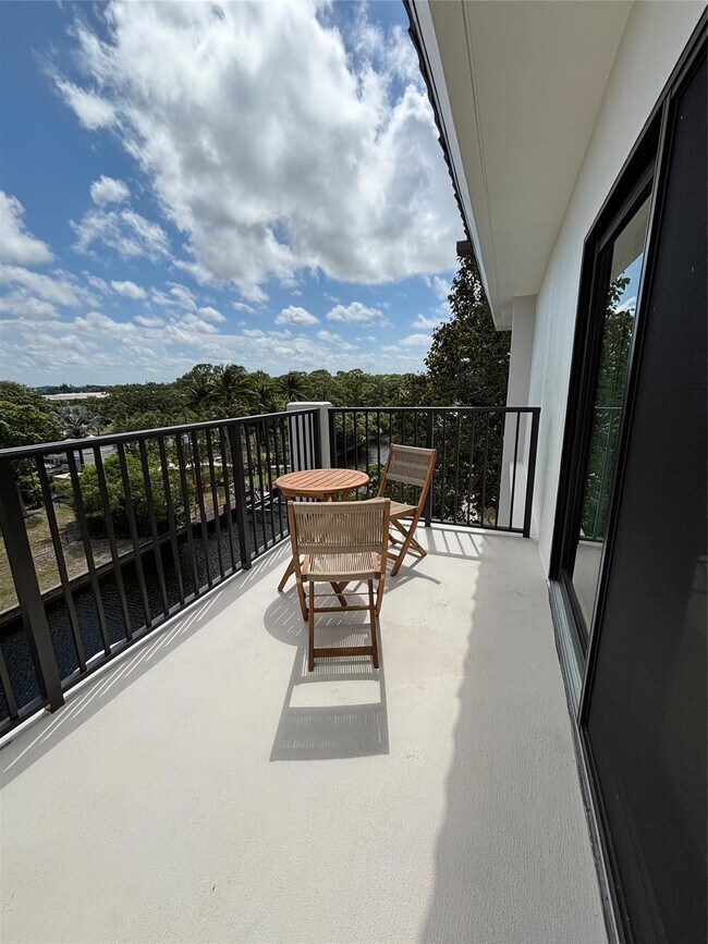 Building Photo - 900 River Reach Dr