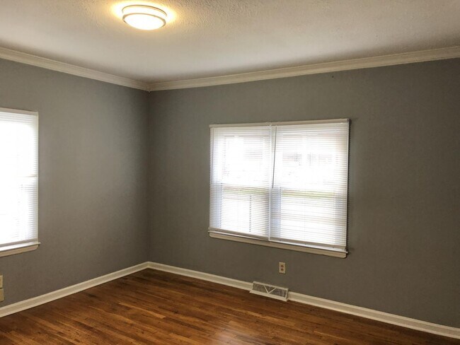 Building Photo - 2 Bedroom, 1 Bathroom home close to Downtown Nicholasville!