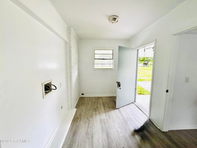Building Photo - 1118 LA-357
