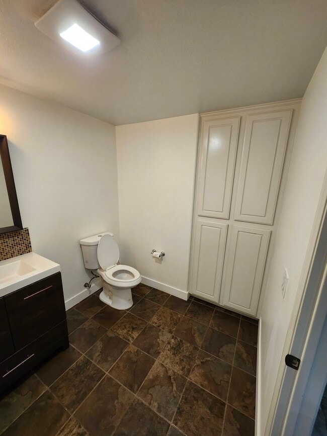 Building Photo - Beautiful two-story townhouse in Fontana G...
