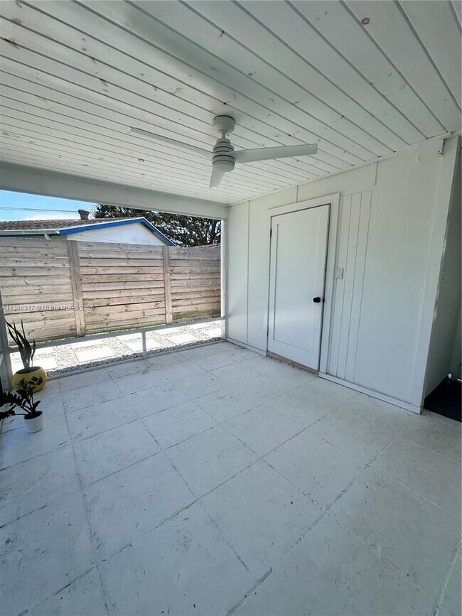 Building Photo - 407 Riverside Dr