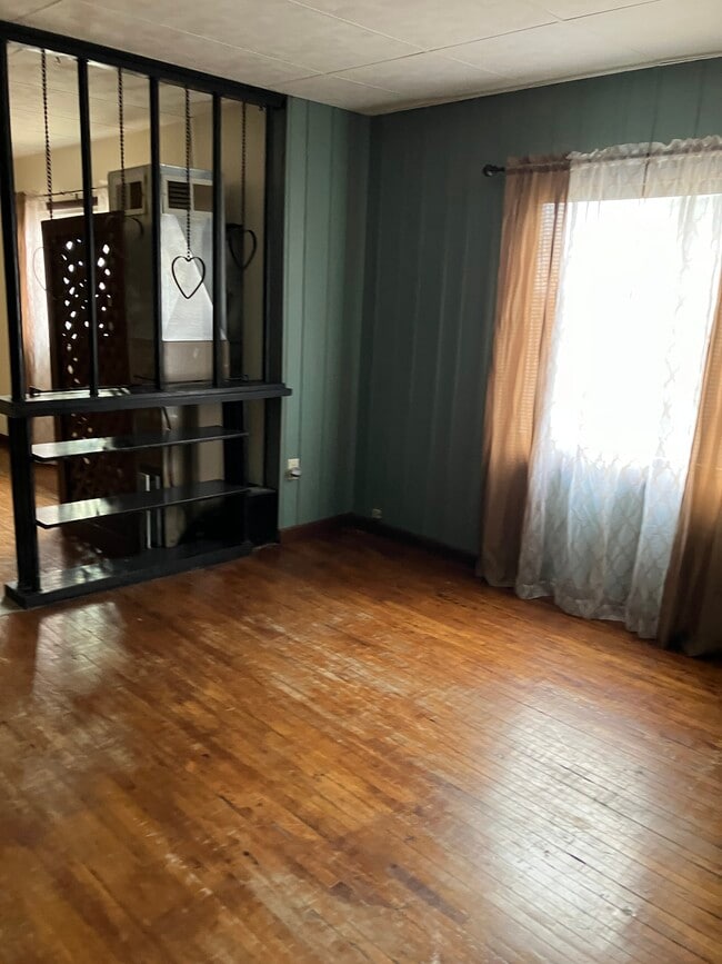 Building Photo - 517 11th Ave W