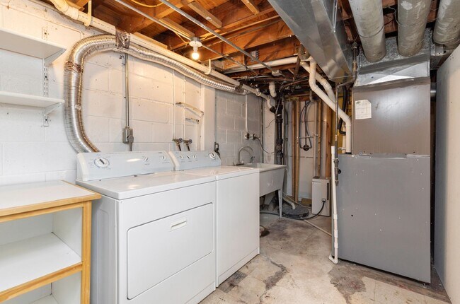 Building Photo - NEWLY UPDATED!! 3 Bedroom, 2 Bathroom Home in Des Moines!