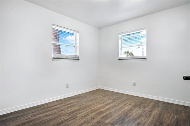 Building Photo - 101 NE 35th St