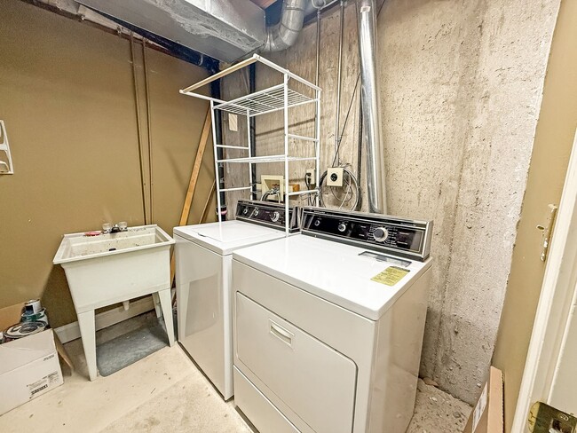 Building Photo - $0 DEPOSIT OPTION. CHARMING TWO-STORY TOWN...