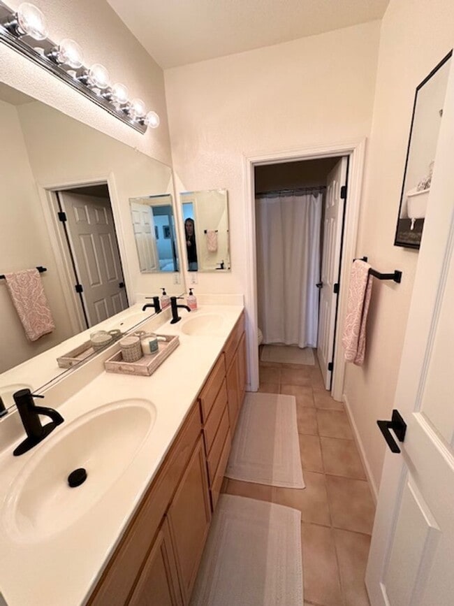 Building Photo - Brentwood 4 bd/2.5 bath with Speakeasy Room behind 2 car garage! Incredible backyard patio, outdo...