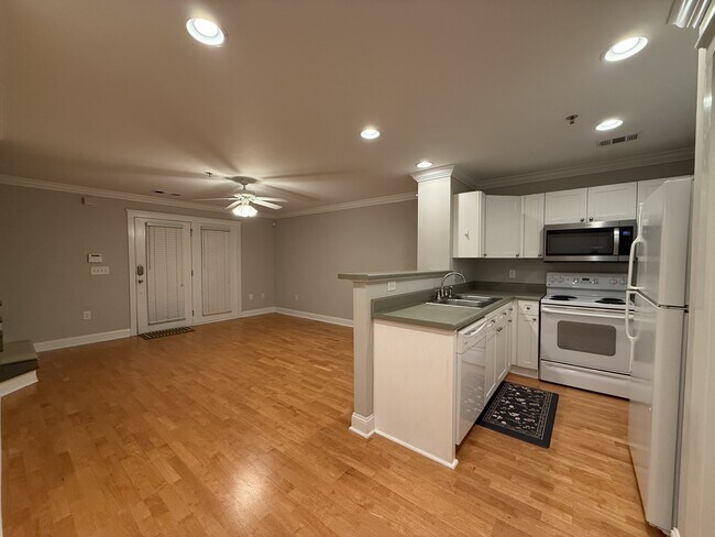 Building Photo - 490 S Barnett Shoals Rd