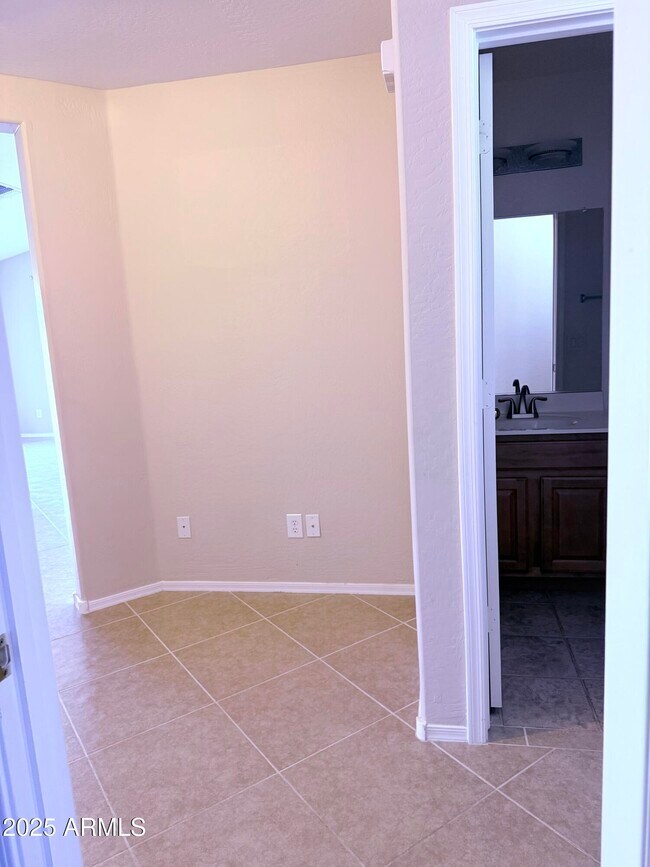 Building Photo - 320 Phantom Dr