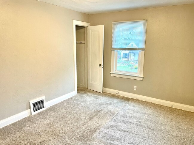 Building Photo - 2230 Riverside Dr NE