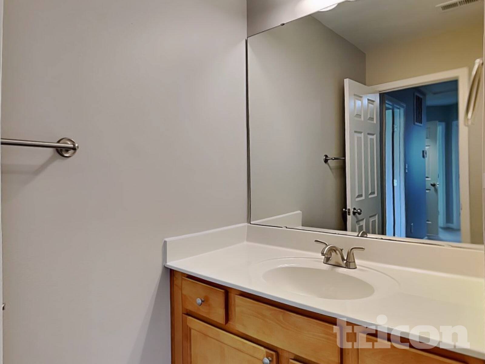 Building Photo - 2092 Roscommon Dr