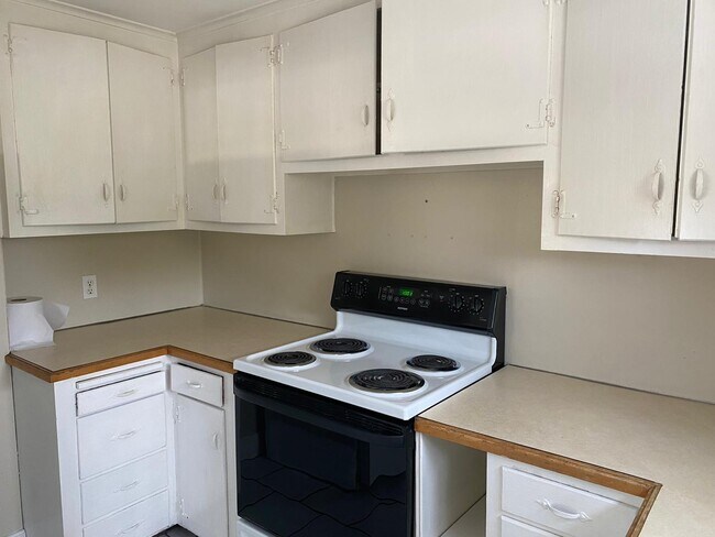 Building Photo - 320 Main St