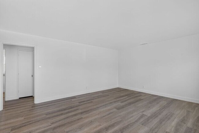 Building Photo - 2,900 /Month Beautiful 2 Bed, 1 Bath Single Story, with Garage Centrally Located in Petaluma!