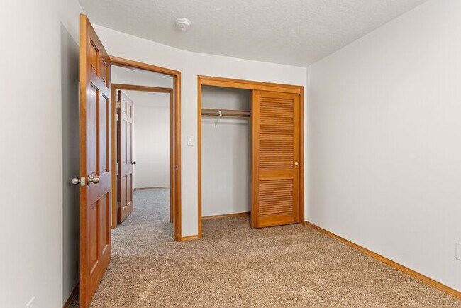 Building Photo - 2 bedroom one bath! Hurry Wont Last!