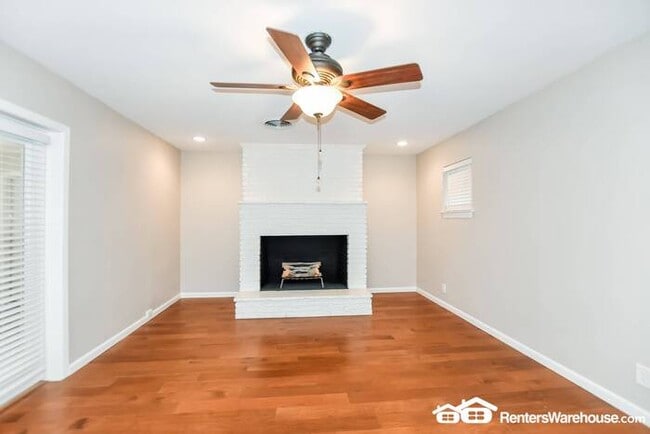 Building Photo - Newly renovated spacious 3 bed/2 bath with...