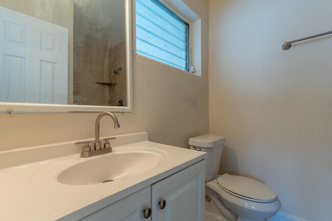 Building Photo - 170 SE Serenata Ct