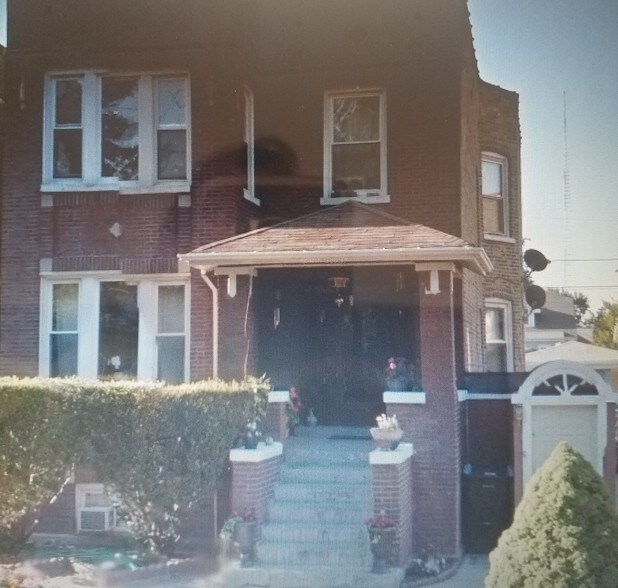 Main entrance - 4939 W Cornelia Ave