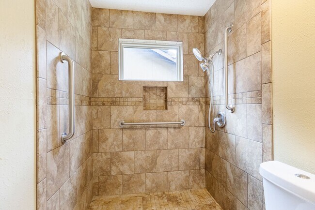 Building Photo - Charming Home Awaits: Spacious & Modern Living in a Prime Location
