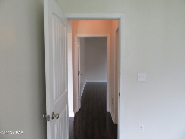 Building Photo - 105 N Shoreview Dr.