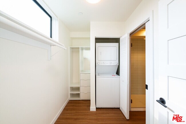 Building Photo - 747 Lillian Way