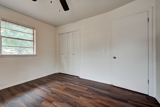 Building Photo - 1333 E Brooks St