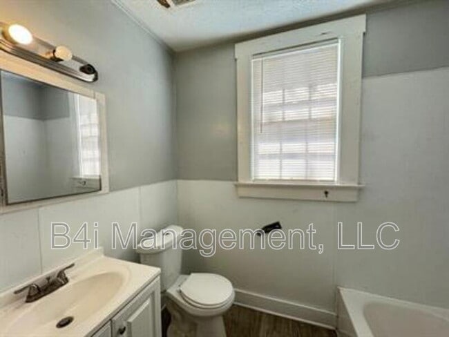 Building Photo - 1111 Henry Ave