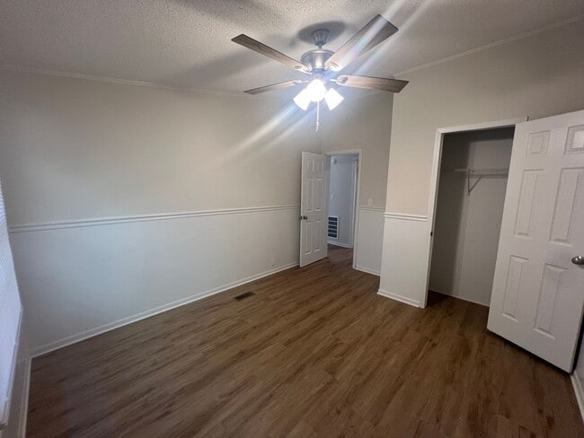 Building Photo - LEASING NOW FOR OCTOBER 2025!