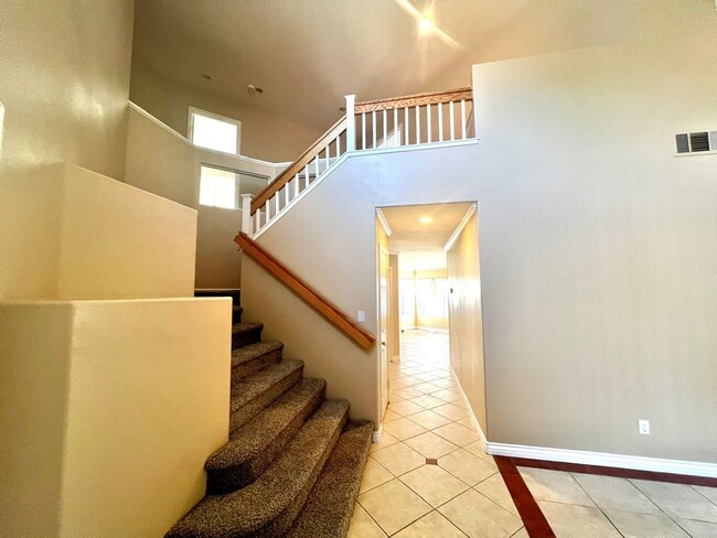 Building Photo - **3 Bedroom + Den & 3 bathroom Pool Home w...