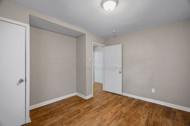 Building Photo - 449 S Dade Ave