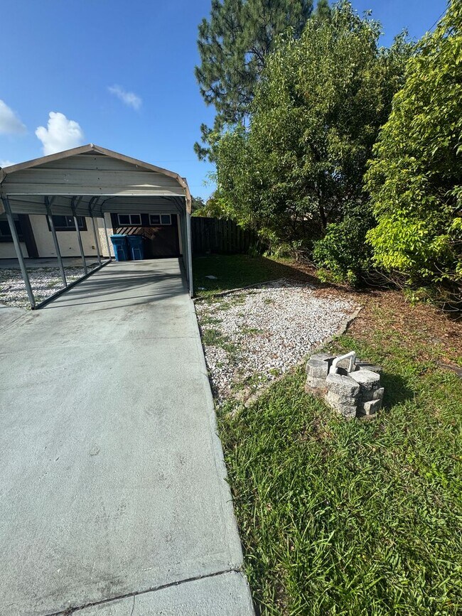Building Photo - 3 Bedroom 1 Bath Home with Fully Fenced Backyard for Rent in SE Palm Bay